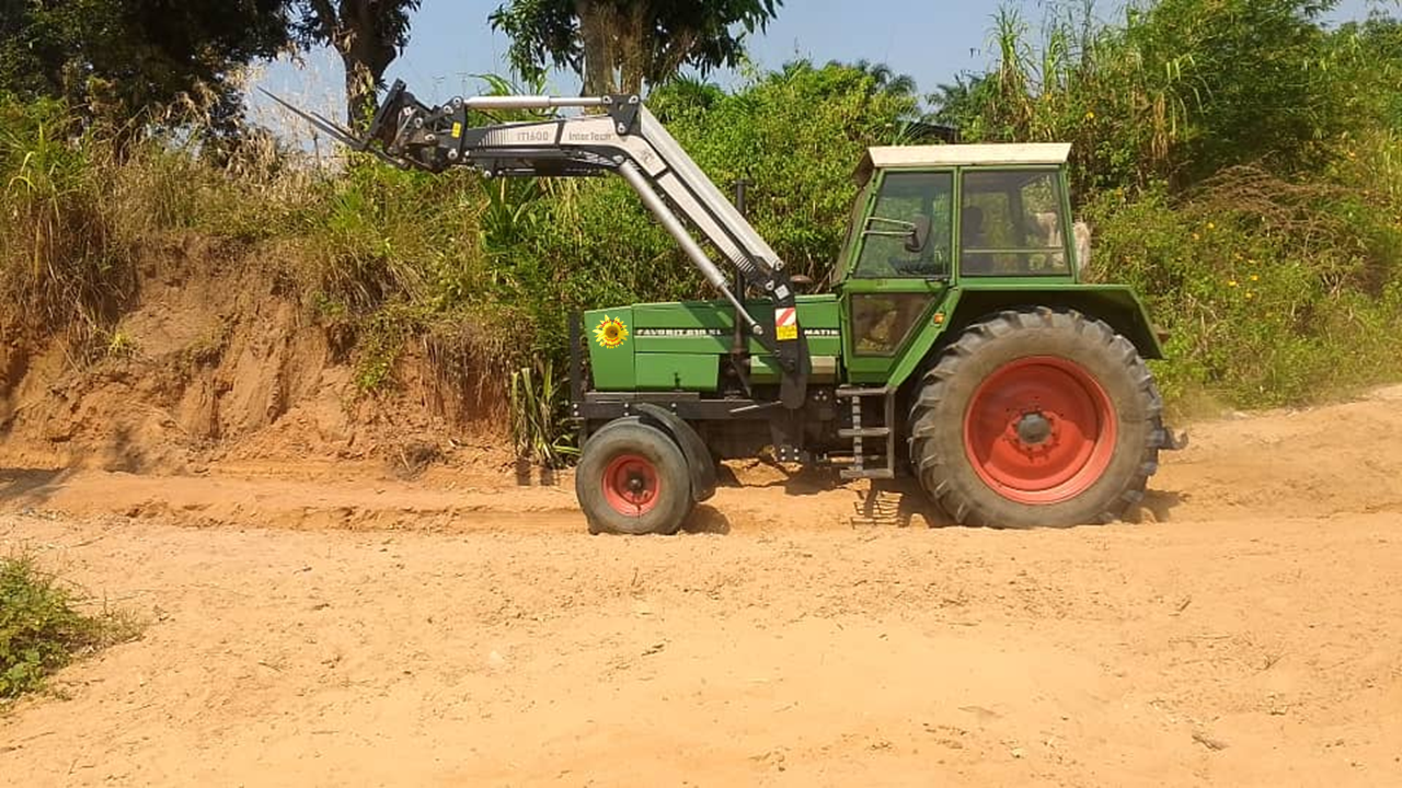 Test auf einer Sandpiste und in unwegsamen Gelände