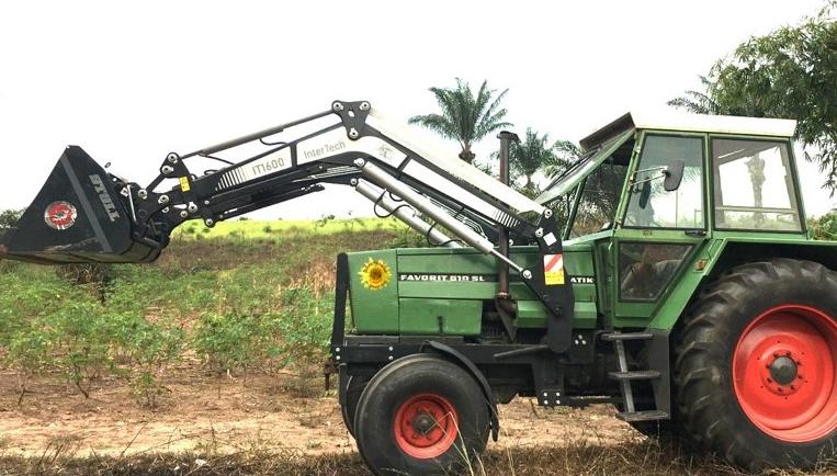 Traktor mit Schaufelanbau