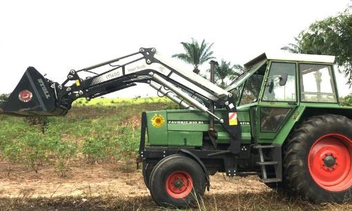 Traktor mit Schaufelanbau