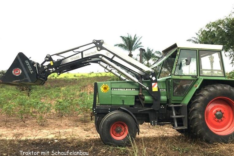 Traktor mit Schaufelanbau