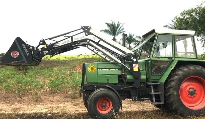 Traktor mit Schaufelanbau