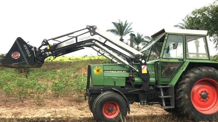 Traktor mit Schaufelanbau