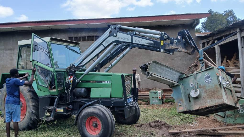 Traktor beim Verladen