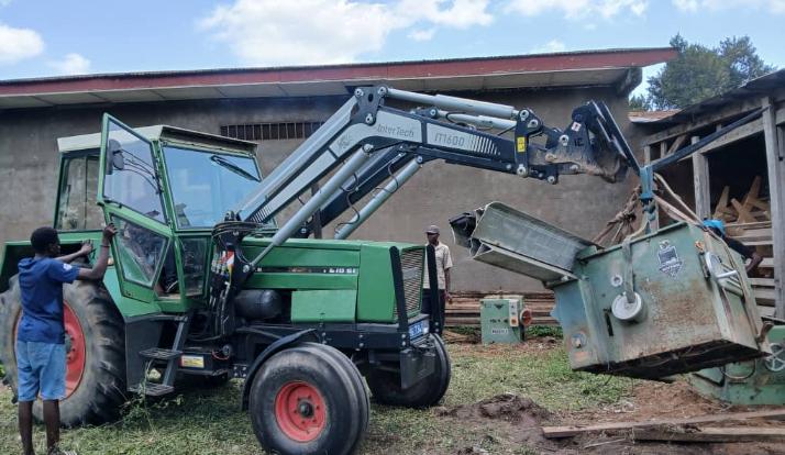 Traktor beim Verladen