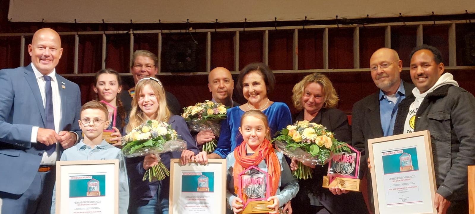 Landrat Frank Rock (links) bei der Preisverleihung an die 3 Projekte, die Vertreter von Blömcheswies Merhawi Johannes (von rechts), Jürgen Vosen und Sabine Schorr