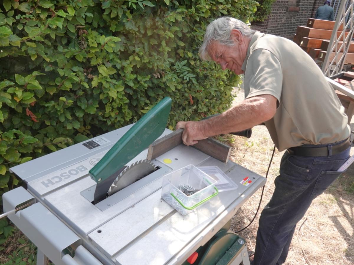 Jürgen zimmert die Schalung für die Punktfundamente