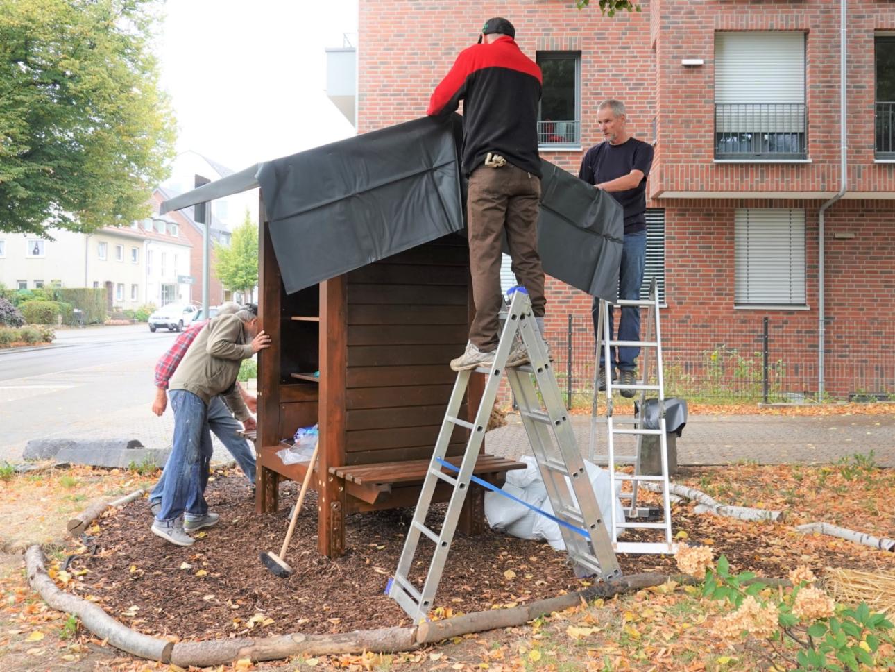 Horst und Peter bei der Montage der Dachabdichtung!