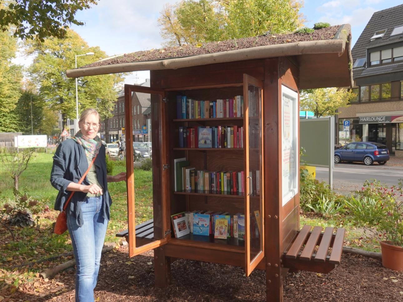 Sabine gibt den Büchertausch-Schrank offiziell zur Nutzung frei!