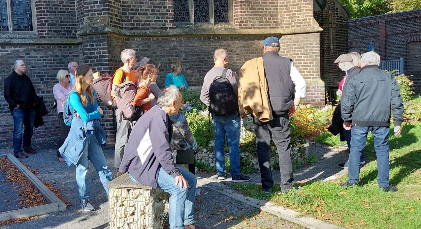 Besichtigung der Kräuterspirale