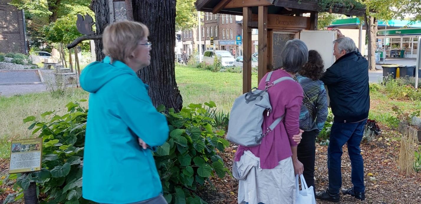 Erklärung des Bienenschaukastens durch Jürgen