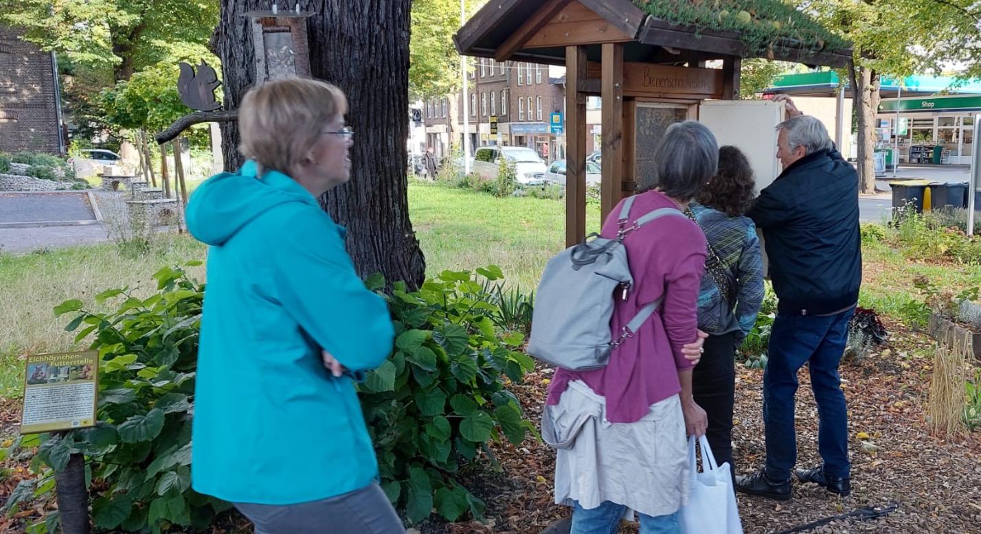 Erklärung des Bienenschaukastens durch Jürgen