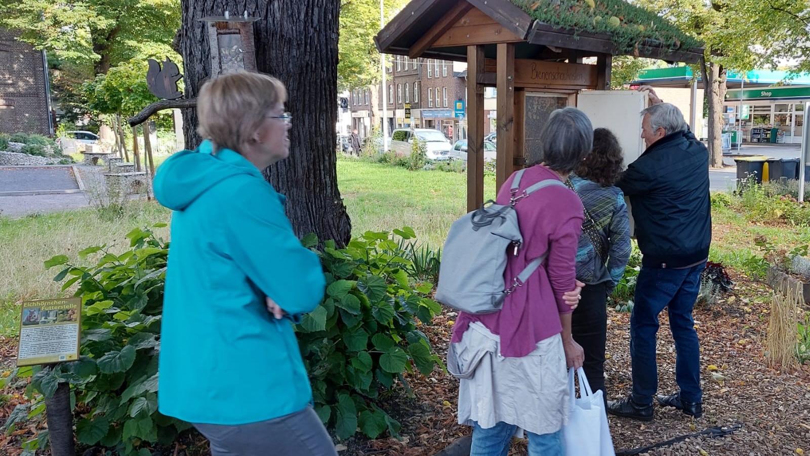 Erklärung des Bienenschaukastens durch Jürgen