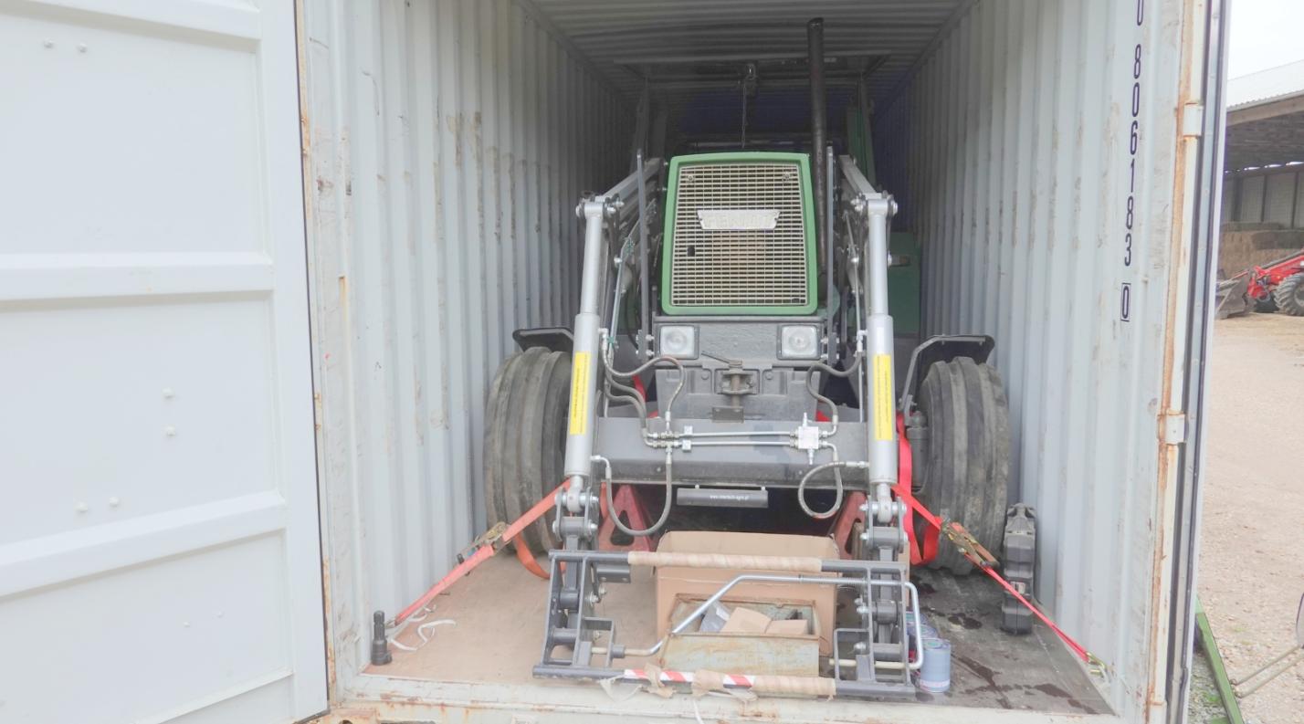Mit den kleineren Felgen und ohne das Dachsegment passt unser Traktor in der Höhe  gerade so rein.