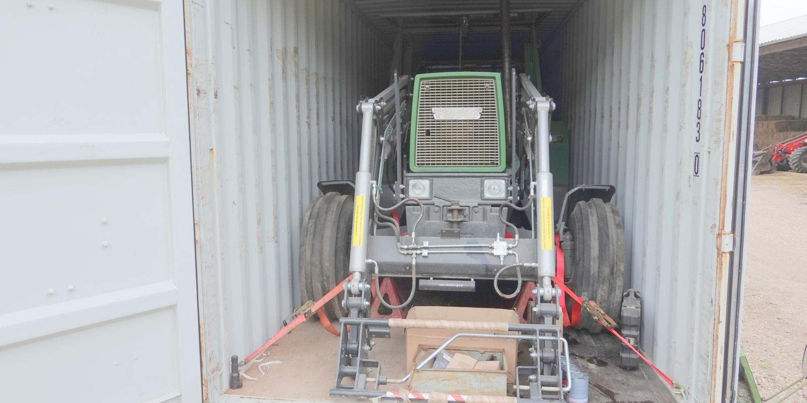 Mit den kleineren Felgen und ohne das Dachsegment passt unser Traktor in der Höhe  gerade so rein.