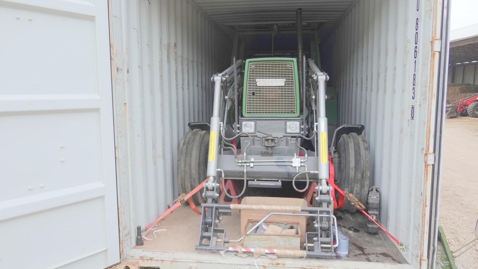 Mit den kleineren Felgen und ohne das Dachsegment passt unser Traktor in der Höhe  gerade so rein.