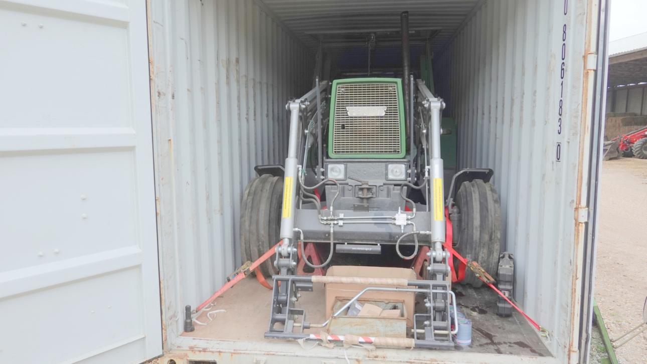 Mit den kleineren Felgen und ohne das Dachsegment passt unser Traktor in der Höhe  gerade so rein.