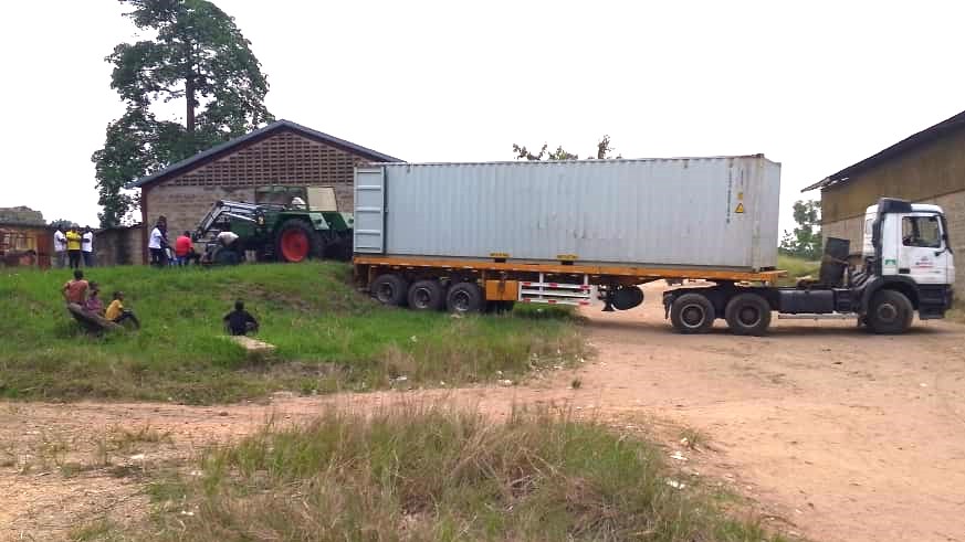 Mit Hilfe einer Anfahrrampe kann der Traktor und der Anhänger aus dem Container herausgezogen werden!