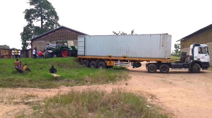 Mit Hilfe einer Anfahrrampe kann der Traktor und der Anhänger aus dem Container herausgezogen werden!