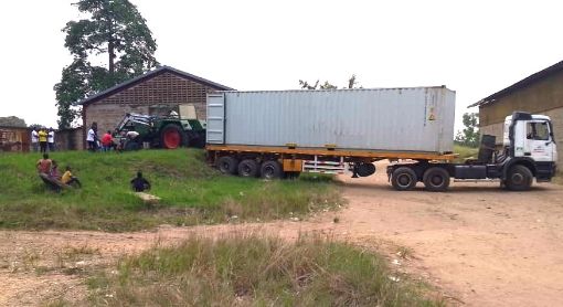 Mit Hilfe einer Anfahrrampe kann der Traktor und der Anhänger aus dem Container herausgezogen werden!