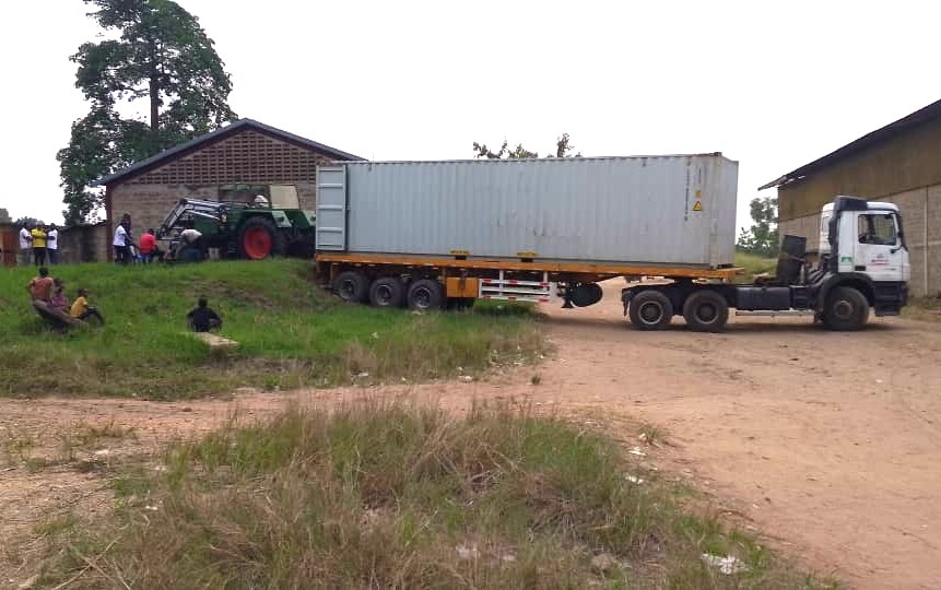 Mit Hilfe einer Anfahrrampe kann der Traktor und der Anhänger aus dem Container herausgezogen werden!
