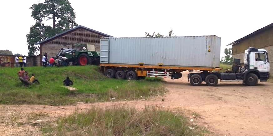 Mit Hilfe einer Anfahrrampe kann der Traktor und der Anhänger aus dem Container herausgezogen werden!