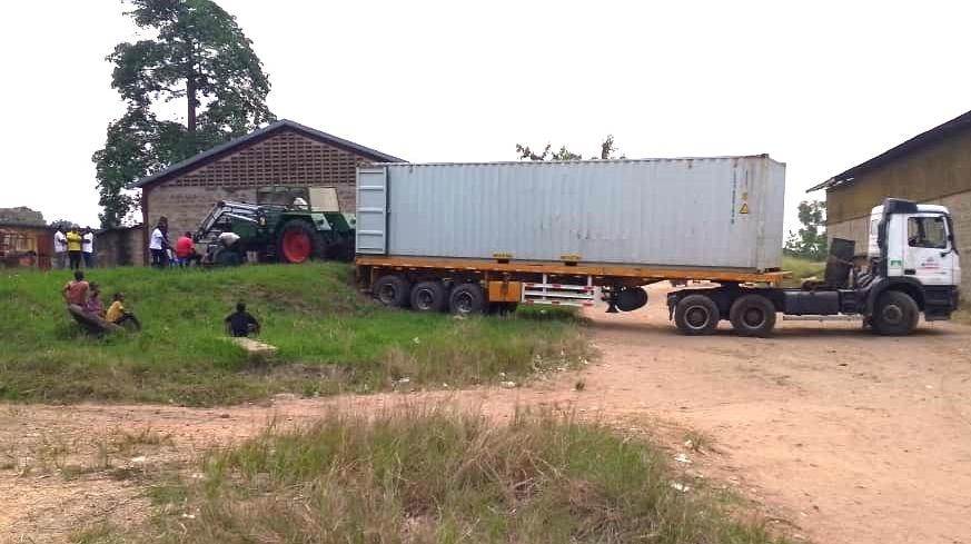Mit Hilfe einer Anfahrrampe kann der Traktor und der Anhänger aus dem Container herausgezogen werden!