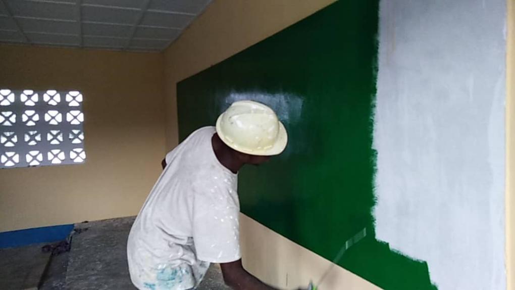 Streichen einer Wandtafel