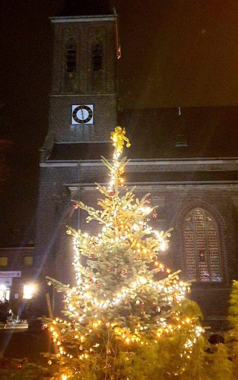 Baum mit Kirche