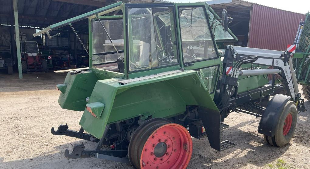 demontierter Traktor