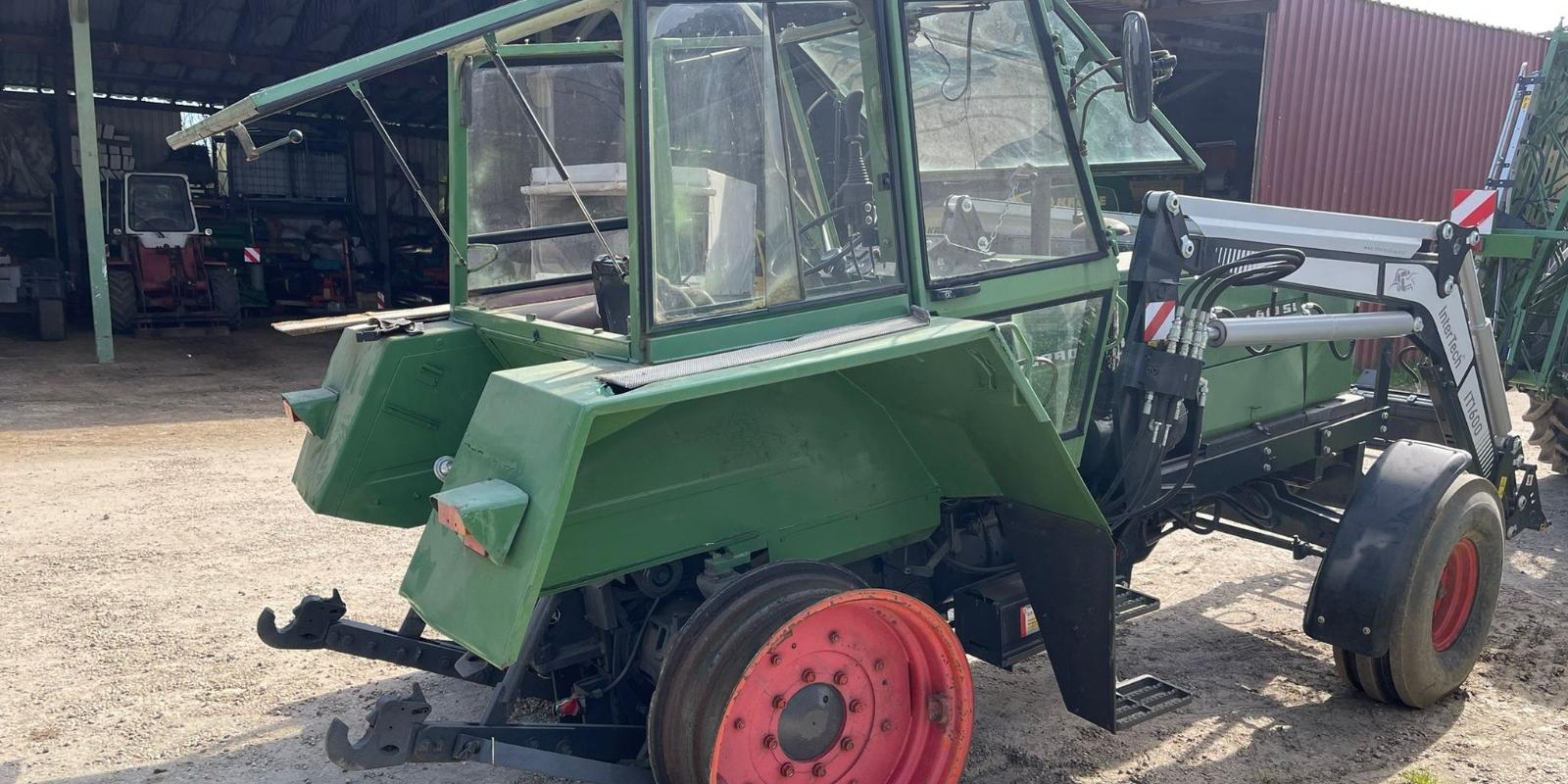 demontierter Traktor