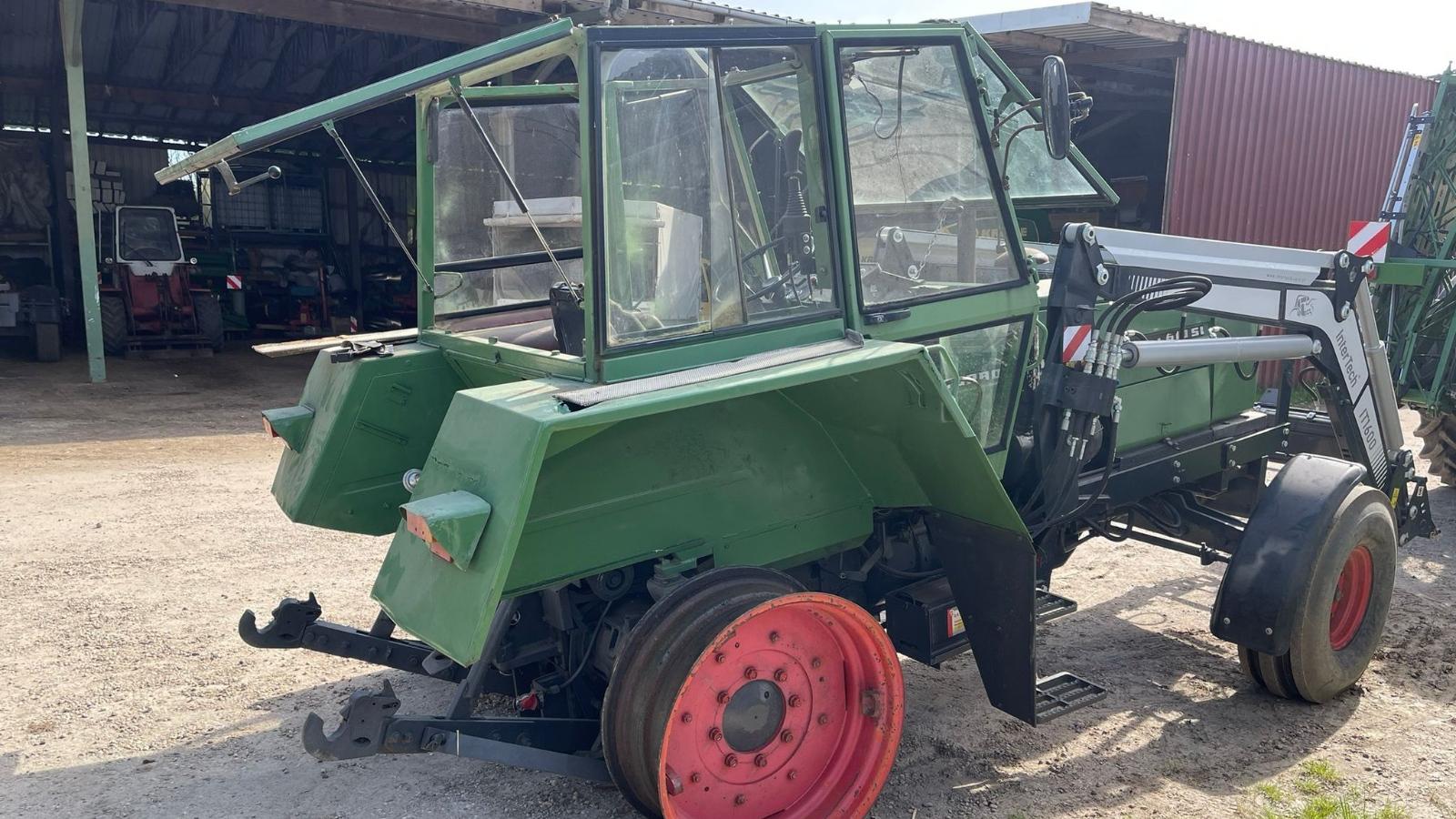 demontierter Traktor