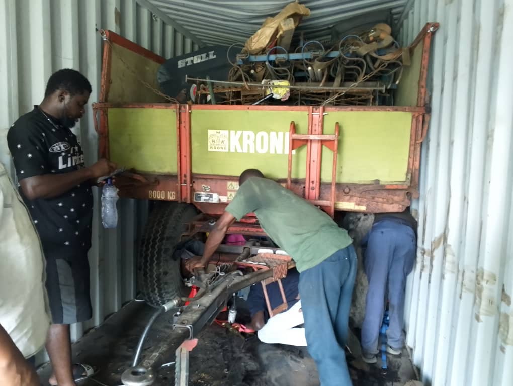 nach dem Traktor müssen die mehr als 100 kleinen Packstücke zunächst entladen werden, bevor dann auch der Anhänger aus dem Container gezogen werden kann!