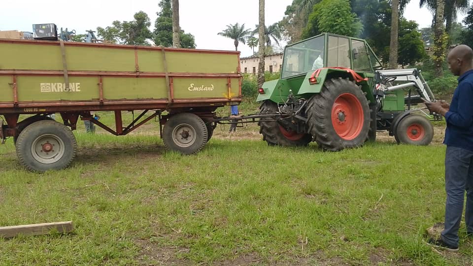 sobald der Traktor für den Straßenverkehr angemeldet ist, kann der Weitertransport von Kikwit in den 210km entfernten Zielort Maziamu beginnen!
