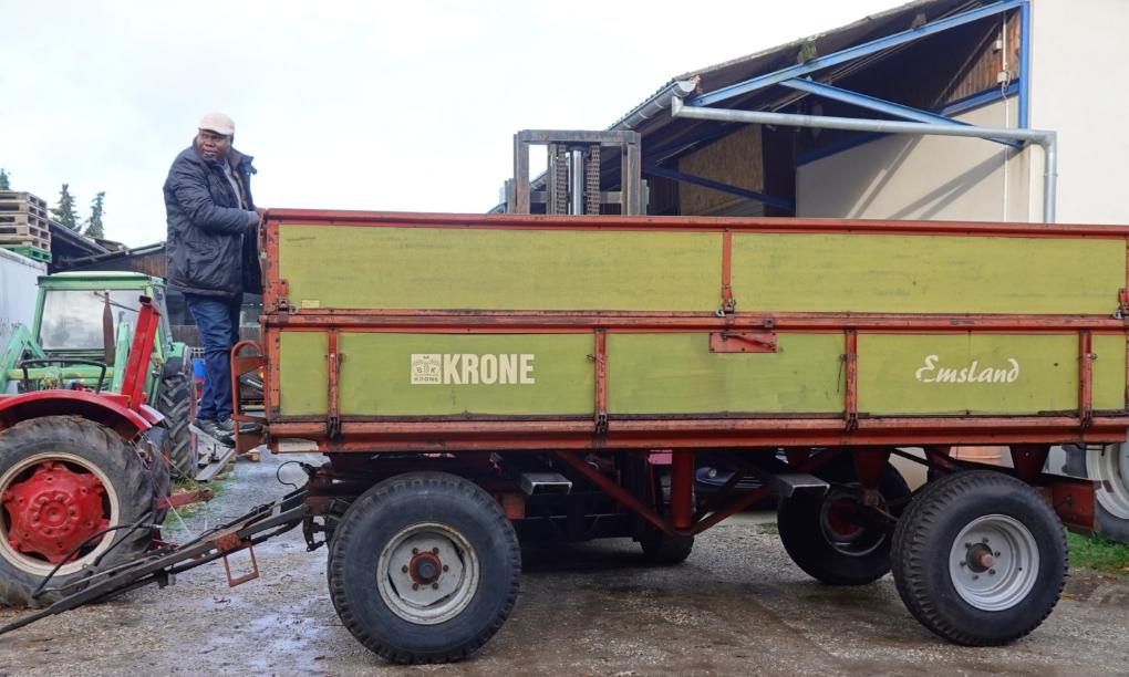 Kaplan Kikalulu begutachtet den gekauften Kipper!