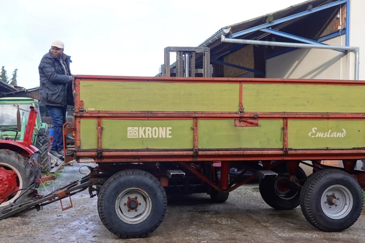 Kaplan Kikalulu begutachtet den gekauften Kipper!