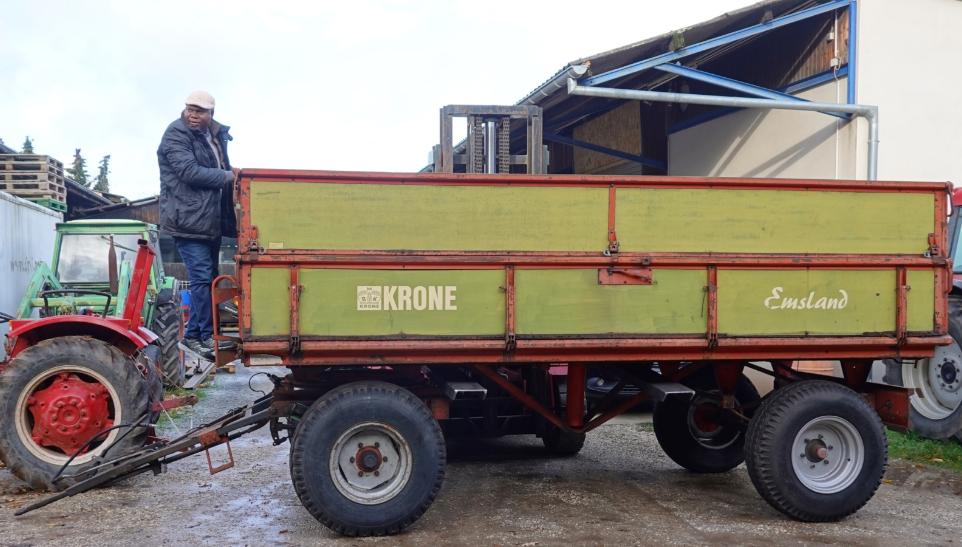 Kaplan Kikalulu begutachtet den gekauften Kipper!