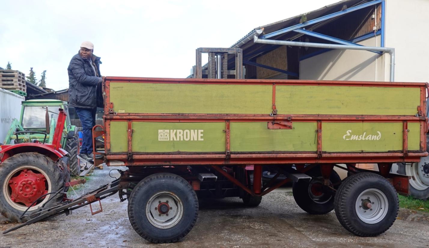 Kaplan Kikalulu begutachtet den gekauften Kipper!