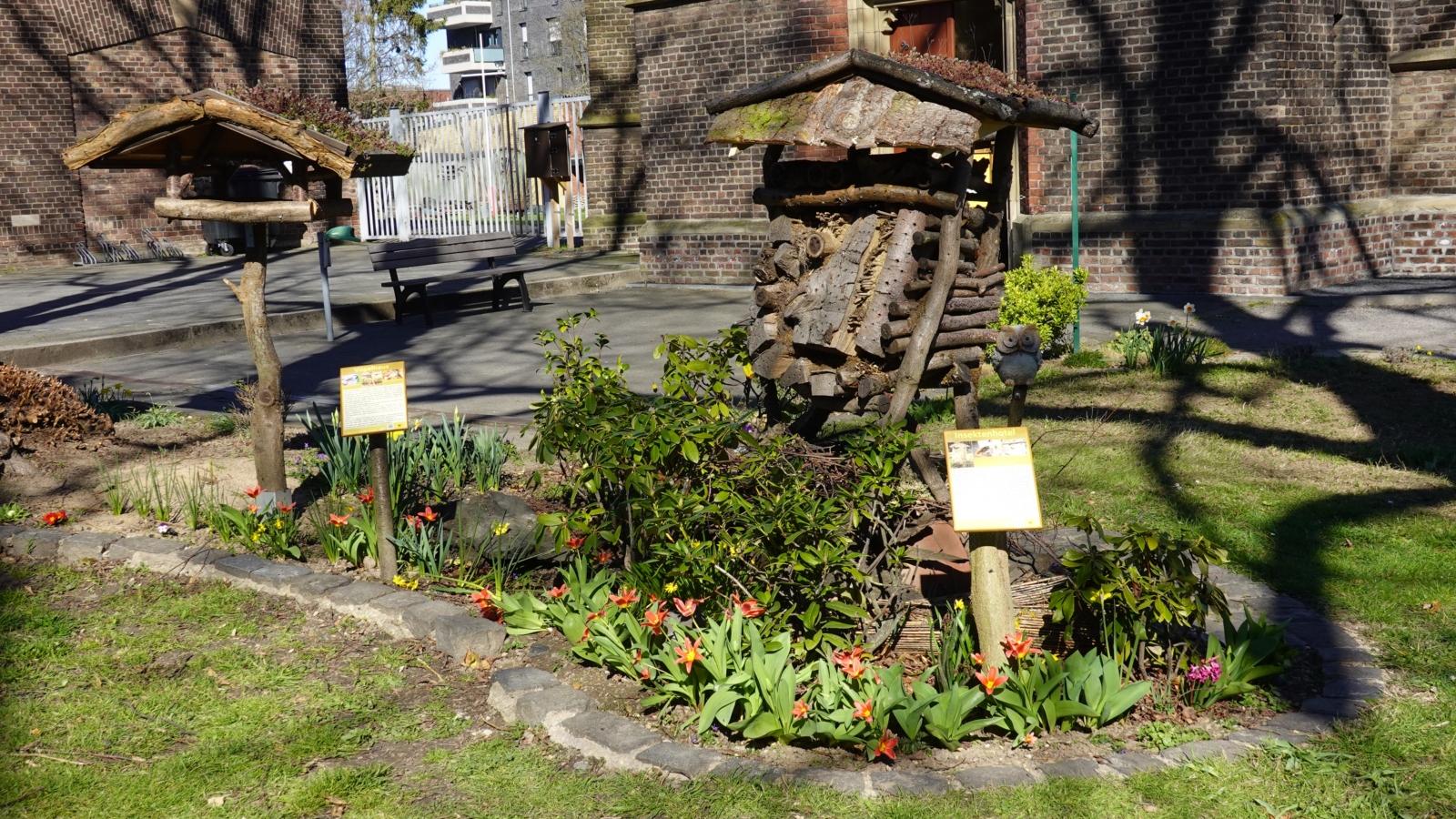 Vogelfutterhaus und Insektenhotel