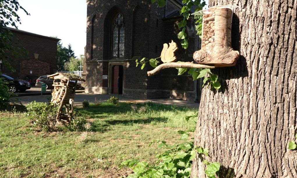 Eichhörnchen-Futterstelle aufgehangen an einer Linde seit Juni 2020!