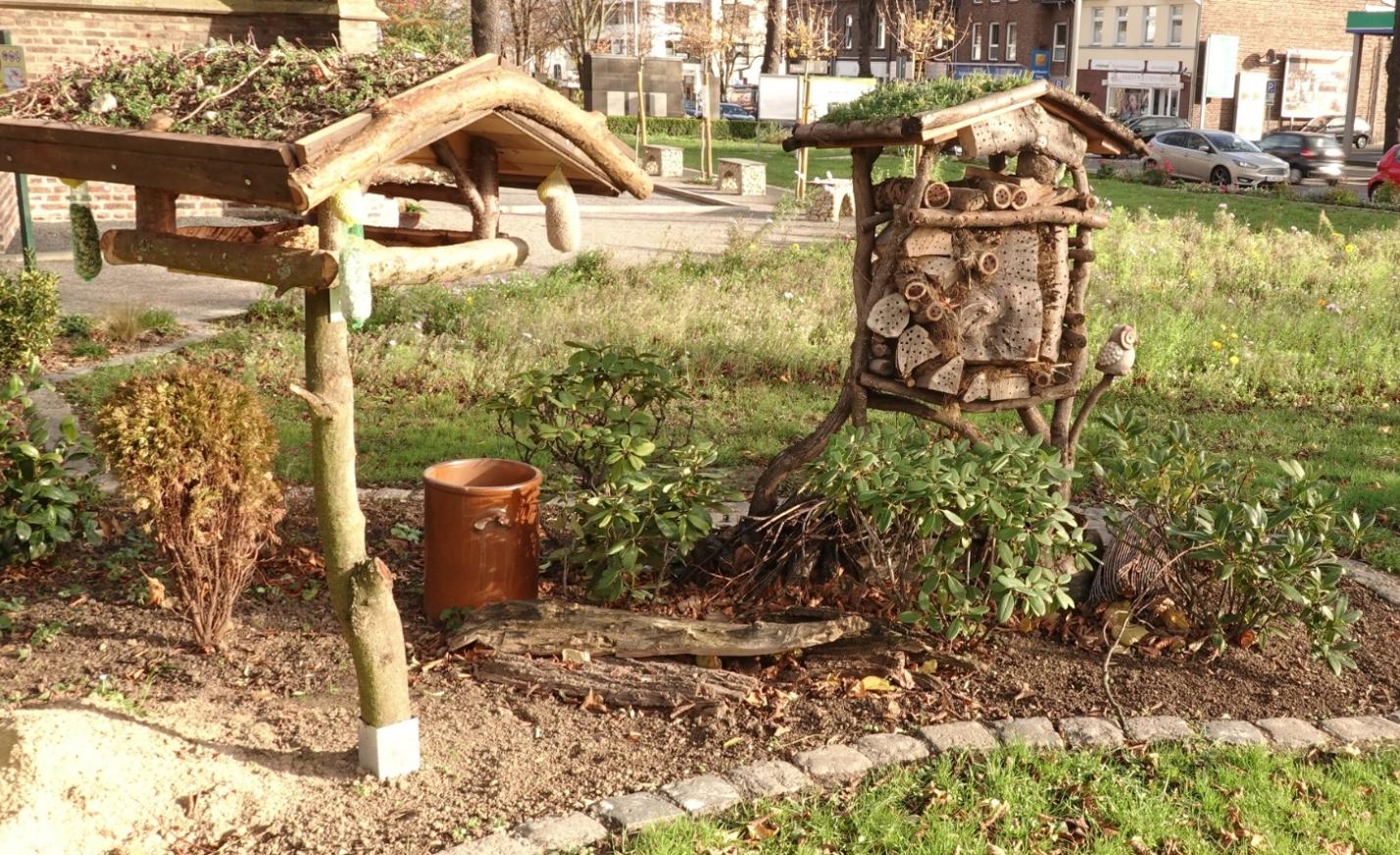 Als Nachbar zum Insektenhotel, wurde im Oktober 2020 eine Vogel-Futterstelle ergänzt