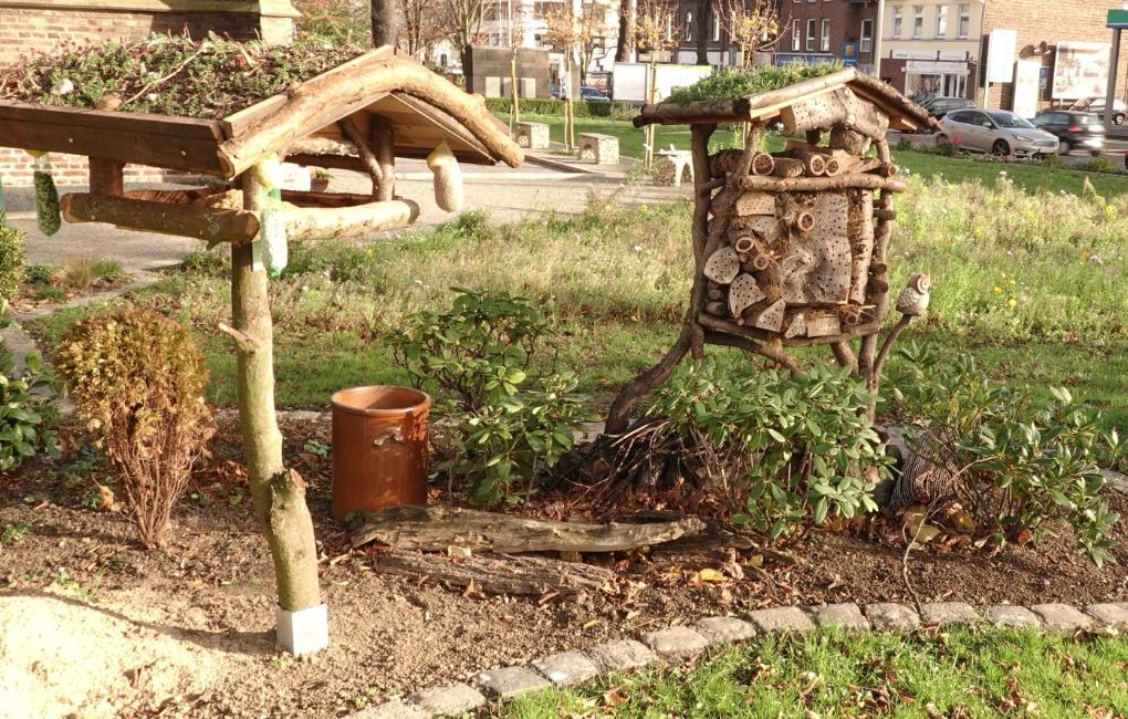 Als Nachbar zum Insektenhotel, wurde im Oktober 2020 eine Vogel-Futterstelle ergänzt