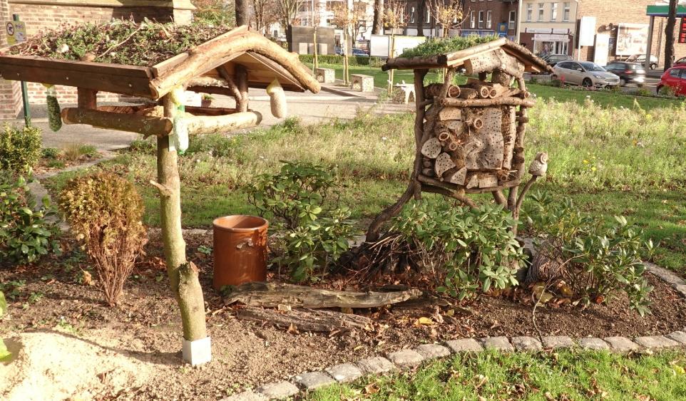 Als Nachbar zum Insektenhotel, wurde im Oktober 2020 eine Vogel-Futterstelle ergänzt