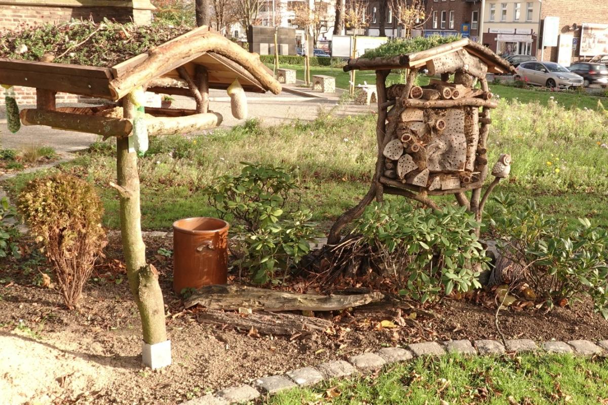 Als Nachbar zum Insektenhotel, wurde im Oktober 2020 eine Vogel-Futterstelle ergänzt