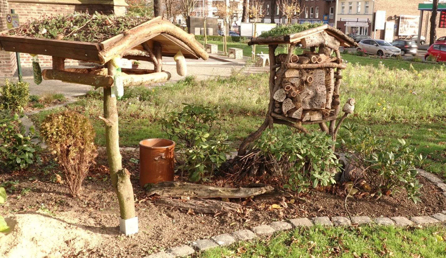 Als Nachbar zum Insektenhotel, wurde im Oktober 2020 eine Vogel-Futterstelle ergänzt