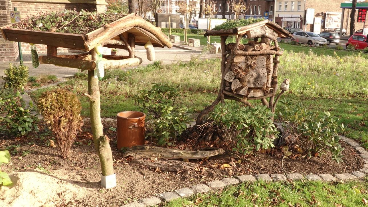 Als Nachbar zum Insektenhotel, wurde im Oktober 2020 eine Vogel-Futterstelle ergänzt