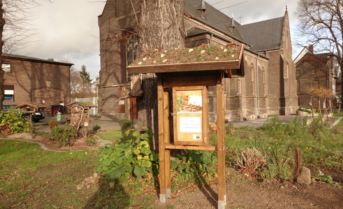 Ein Bienenschaukasten gebaut im November 2020, in dem vom Frühjahr bis in den Herbst hinein ein Bienenvolk einzieht.
