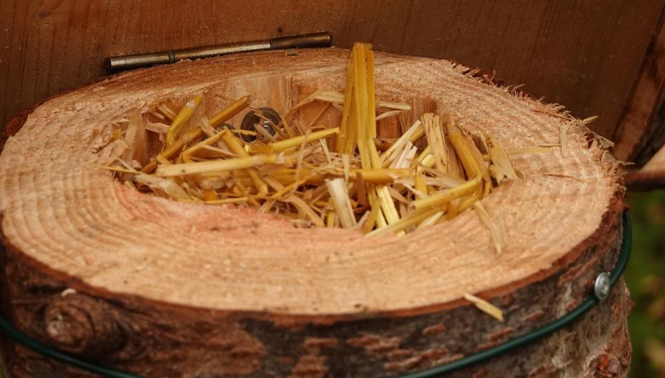 Im Inneren des Marienkäfer-Winterquartiers findet sich Stroh und Heu zum Einnisten,